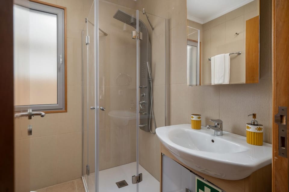 Shower, Bathroom, towels