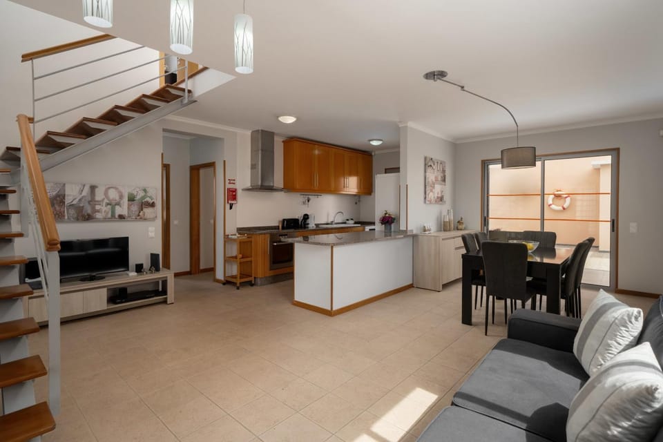 Kitchen or kitchenette, Living room, Seating area, Dining area, stove