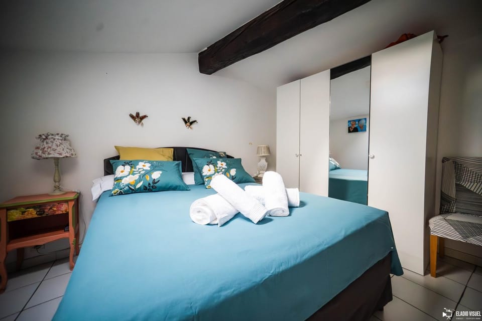 Bed, Photo of the whole room, Bedroom, towels