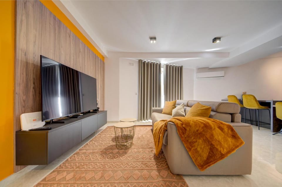 TV and multimedia, Living room, Seating area, Evening entertainment