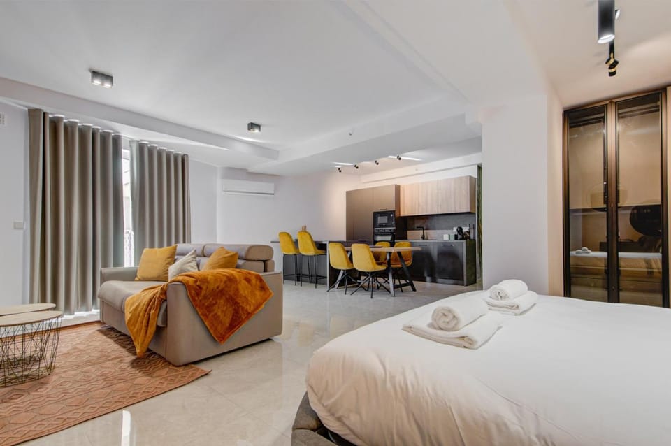 Bed, Living room, Photo of the whole room, Seating area, wardrobe