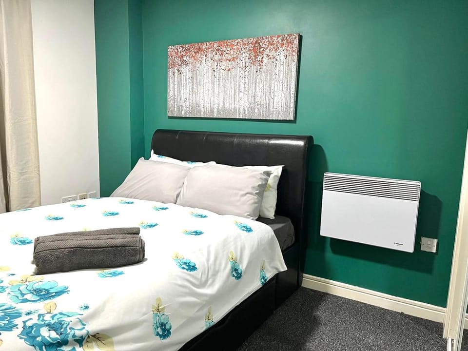 Bed, Photo of the whole room, Bedroom, towels