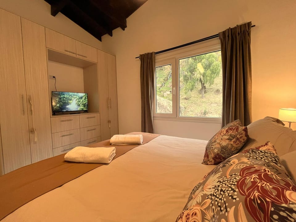 Bed, TV and multimedia, Photo of the whole room, Bedroom