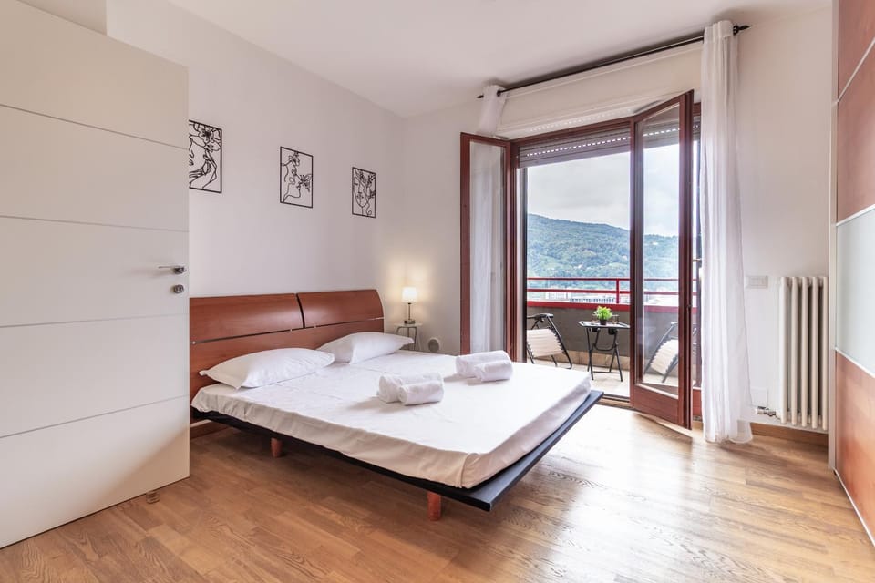 Lena House - Swiss Border View Apartment in Como