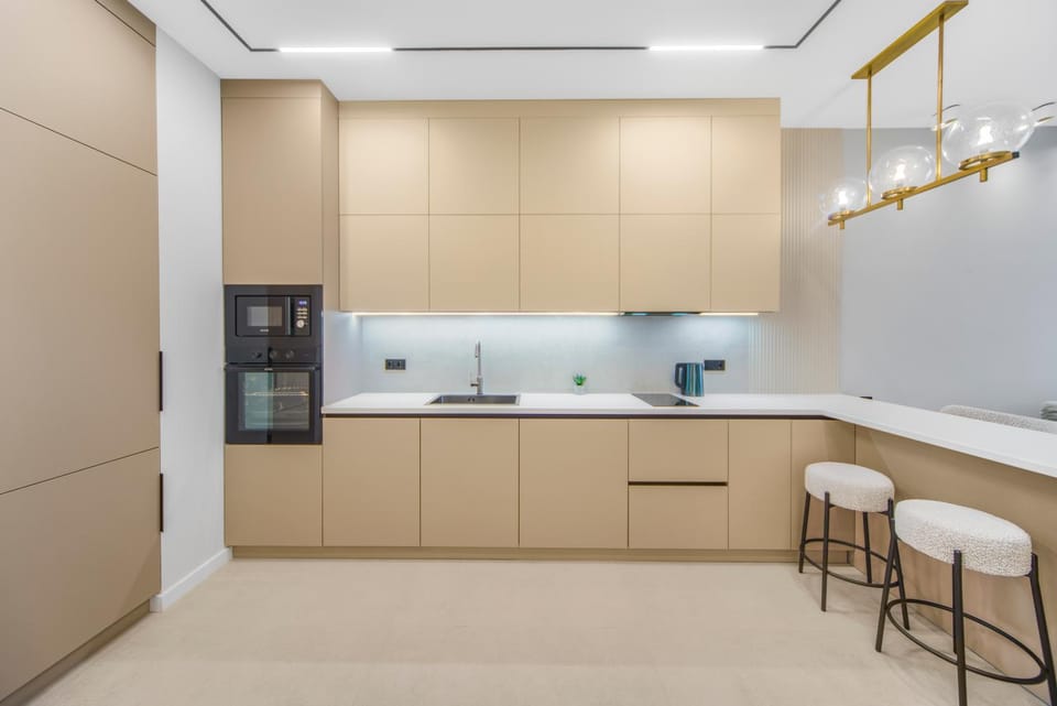 Kitchen or kitchenette, dishwasher, stove