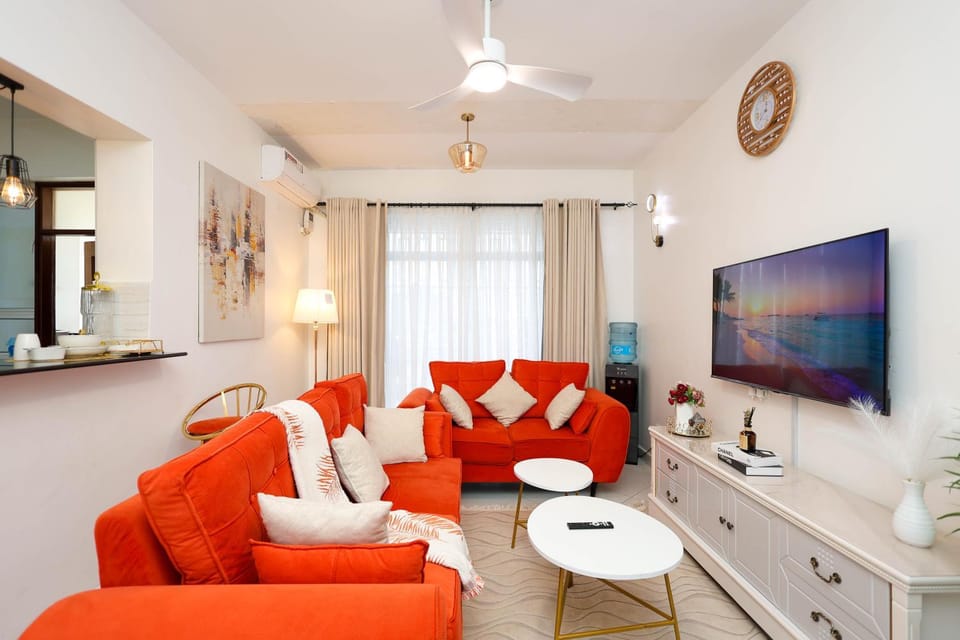 Living room, Decorative detail, Decorative detail, Seating area, Entertainment, internet