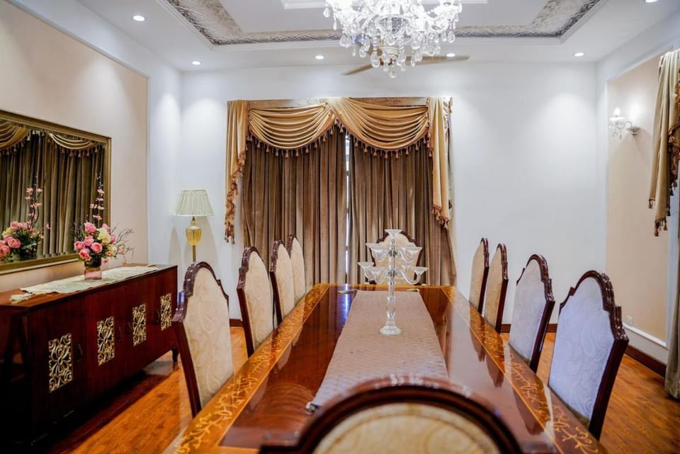 Spacious 5BR Luxury Family Home Villa in Lahore