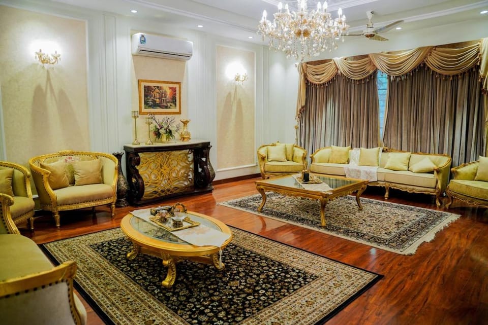 Spacious 5BR Luxury Family Home Villa in Lahore