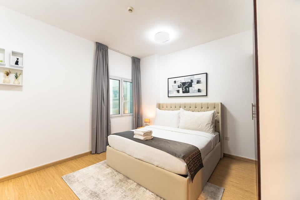 Photo of the whole room, Bedroom