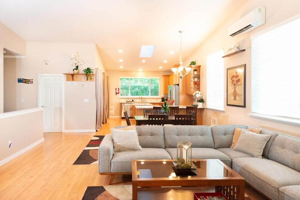 Spacious 3 bedroom 2 bath Seattle Home Apartment in Seattle
