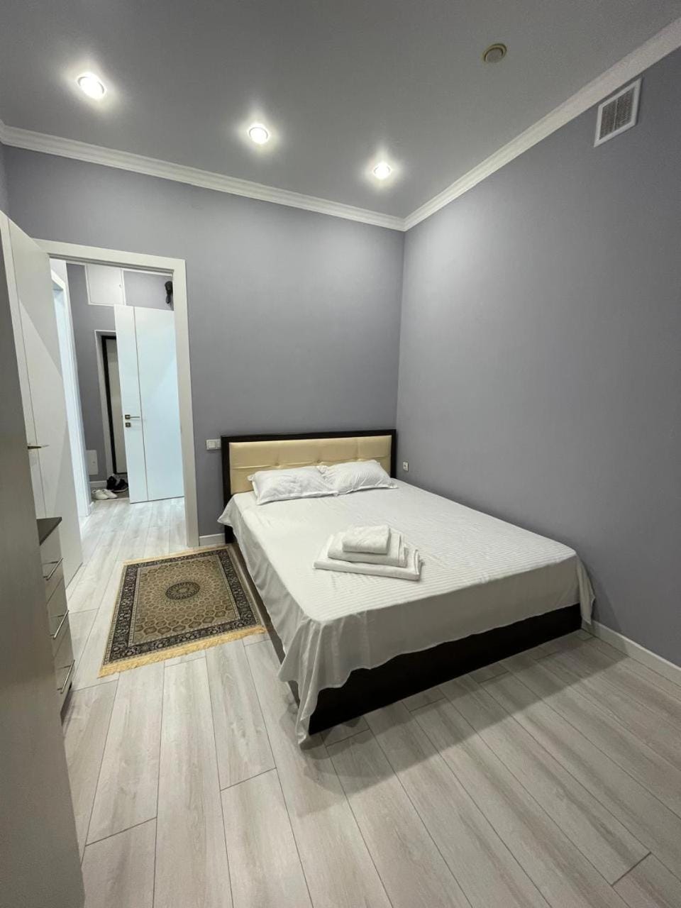 Bed, Bedroom, towels