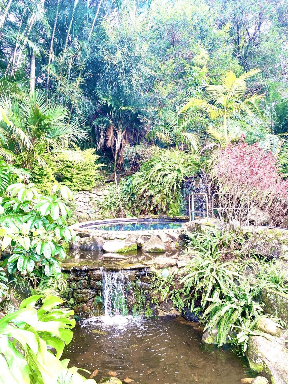 Bright 2BR Retreat Pool View 12 Mins Airport Apartment in Tweed Heads