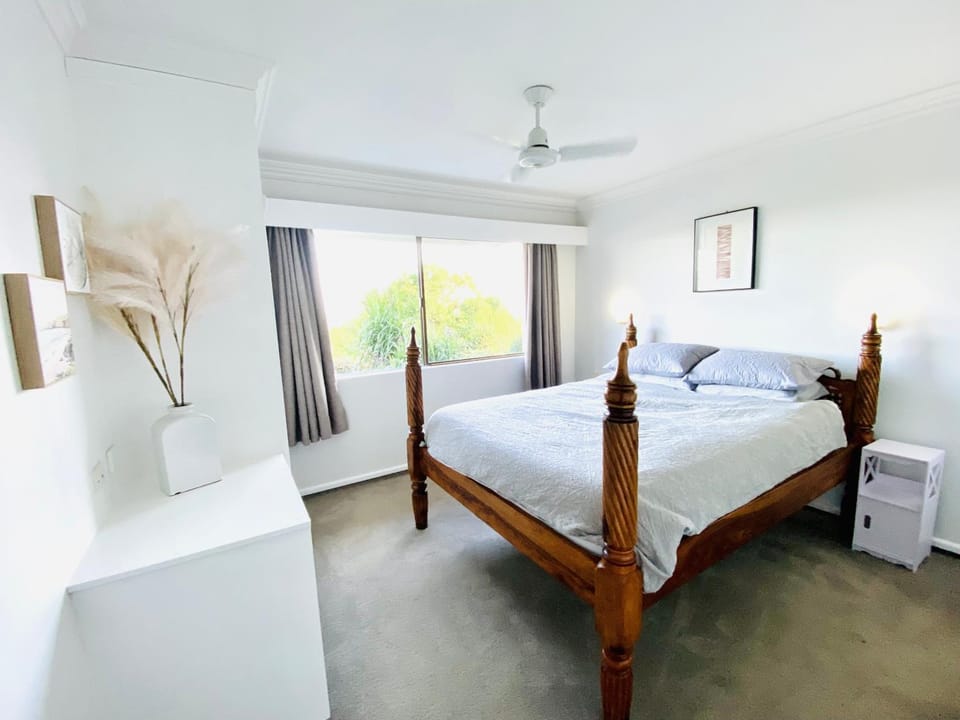 Bright 2BR Retreat Pool View 12 Mins Airport Apartment in Tweed Heads