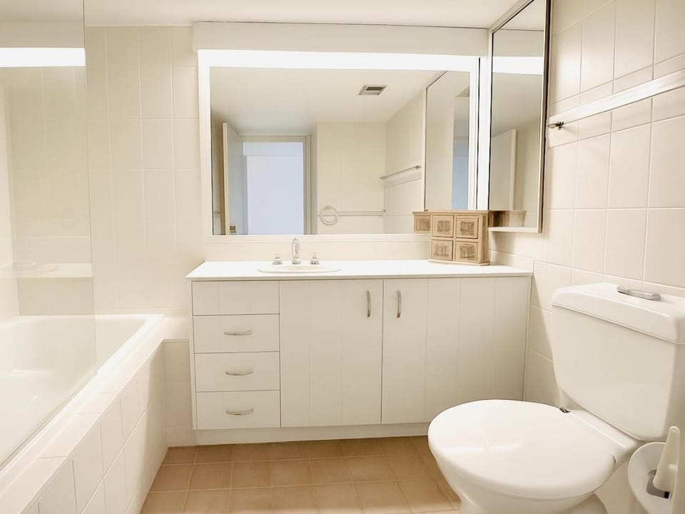 Bright 2BR Retreat Pool View 12 Mins Airport Apartment in Tweed Heads