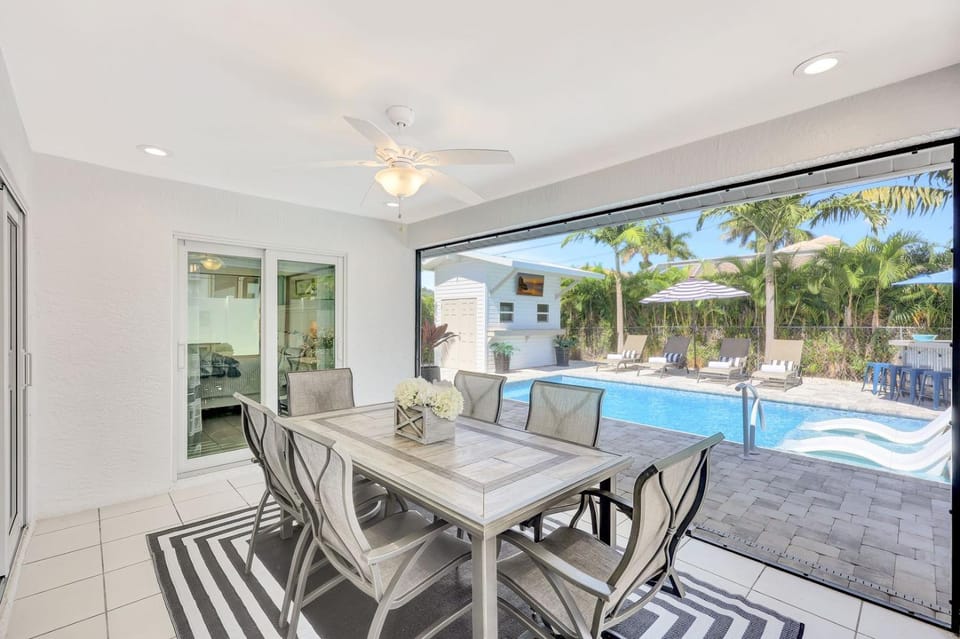 Magnolia Manor 4 bdrm Private Heated Pool Vanderbilt Beach & Mercato House in Naples Park