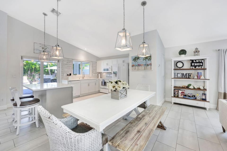Magnolia Manor 4 bdrm Private Heated Pool Vanderbilt Beach & Mercato House in Naples Park