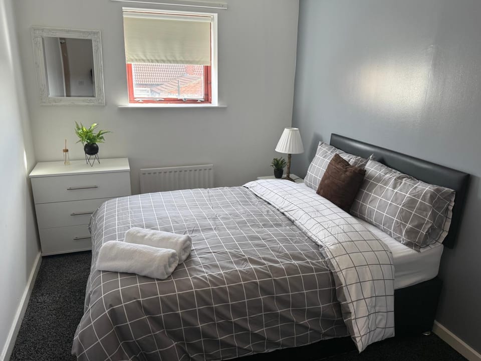 Bed, Photo of the whole room, Bedroom, towels