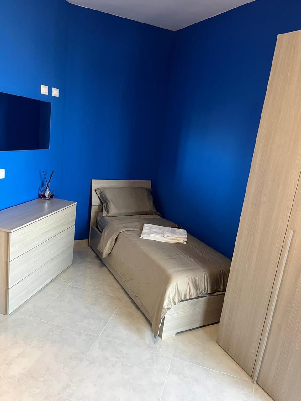 Bed, Living room, Photo of the whole room, Bedroom, wardrobe