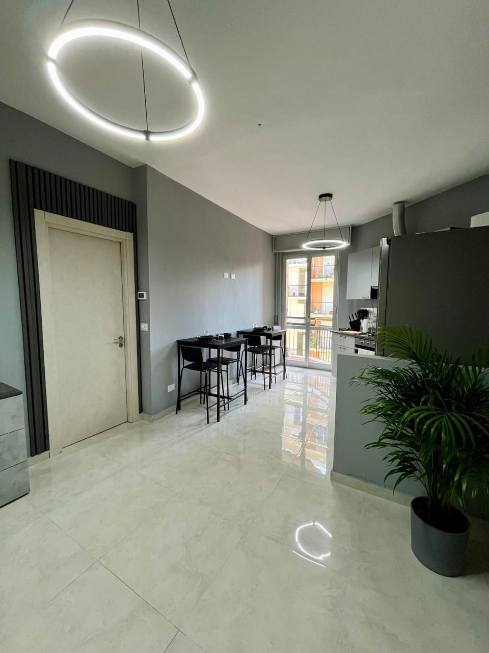 Property building, Communal lounge/ TV room, Food close-up, BBQ facilities, Balcony/Terrace, Balcony/Terrace, Kitchen or kitchenette, Kitchen or kitchenette, Living room, Seating area, Communal kitchen, kitchen