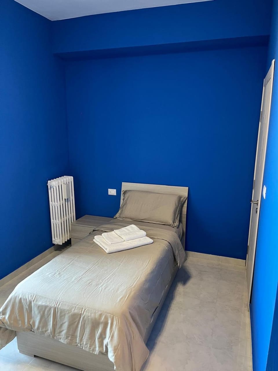 Property building, Bed, Bathroom, Balcony/Terrace, Photo of the whole room, Bedroom, stove, towels