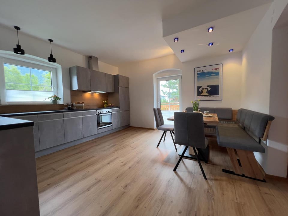 Kitchen or kitchenette, Dining area