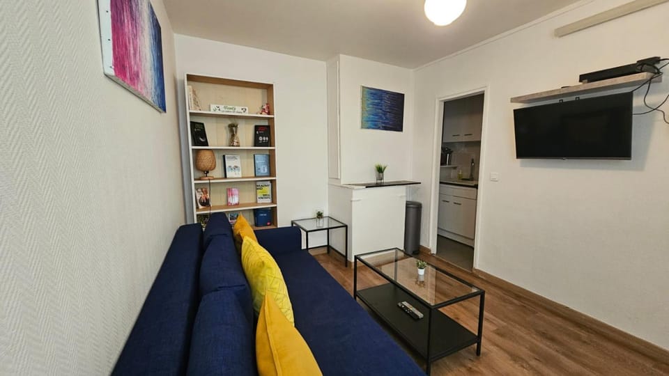 Communal lounge/ TV room, Library, TV and multimedia, Living room, Seating area, Evening entertainment