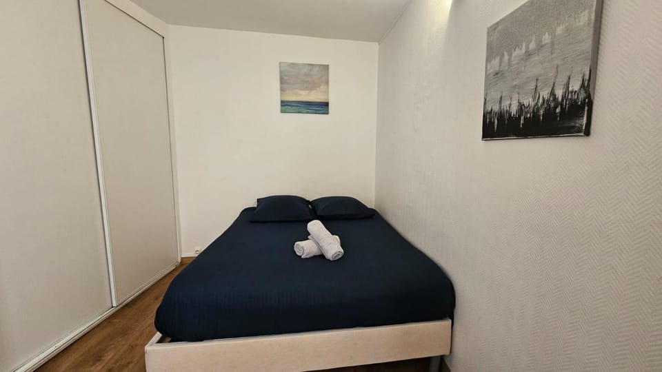 Bed, Bedroom, towels