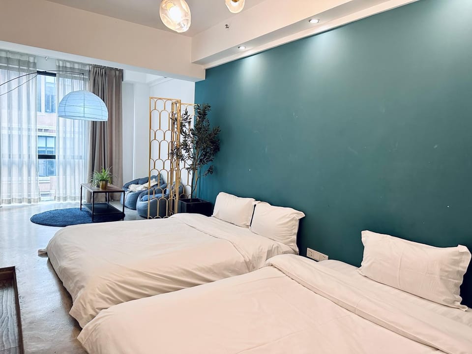 Bed, Living room, Photo of the whole room, Seating area, Bedroom