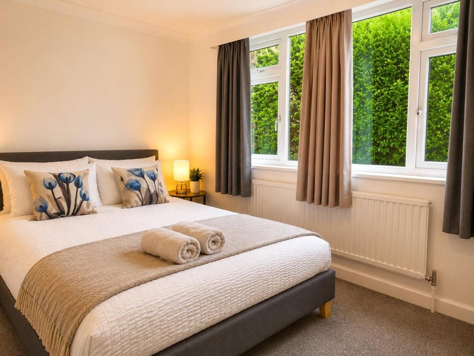 Bed, Photo of the whole room, Bedroom, internet