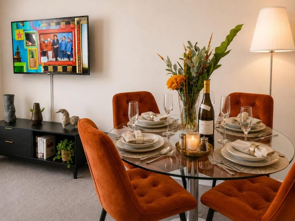 Communal lounge/ TV room, TV and multimedia, Living room, Seating area, Dining area, Evening entertainment