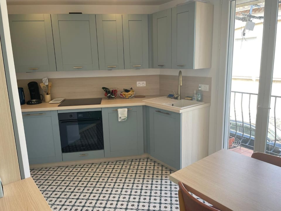 Kitchen or kitchenette, Dining area, stove