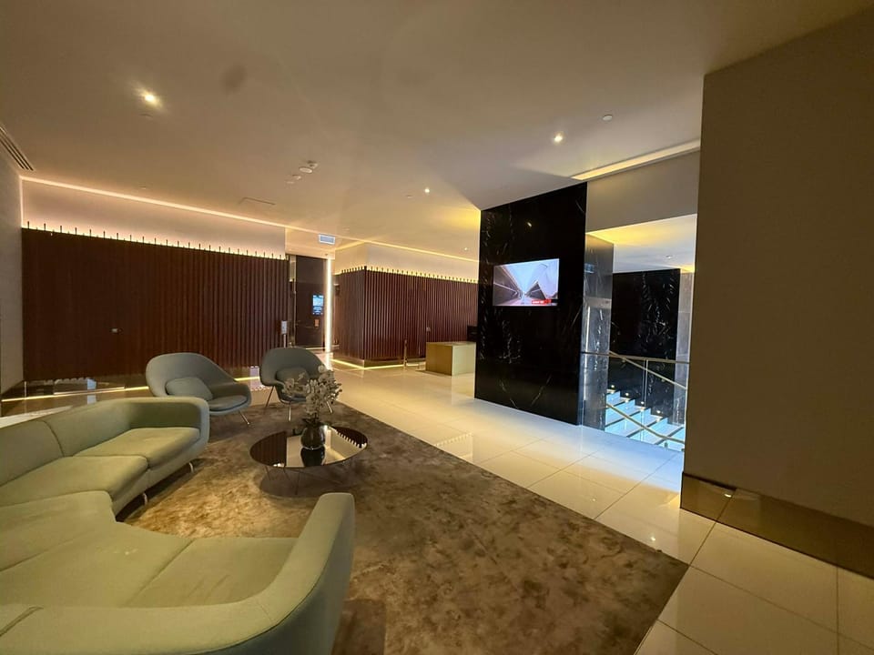 LvL 40 Skyline 2BR Balcony Epic Melbourne Views Free Parking Apartment in Southbank