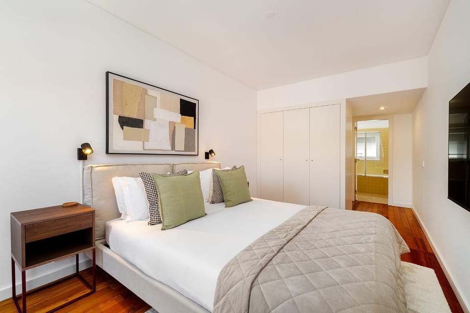 Bed, TV and multimedia, Bedroom