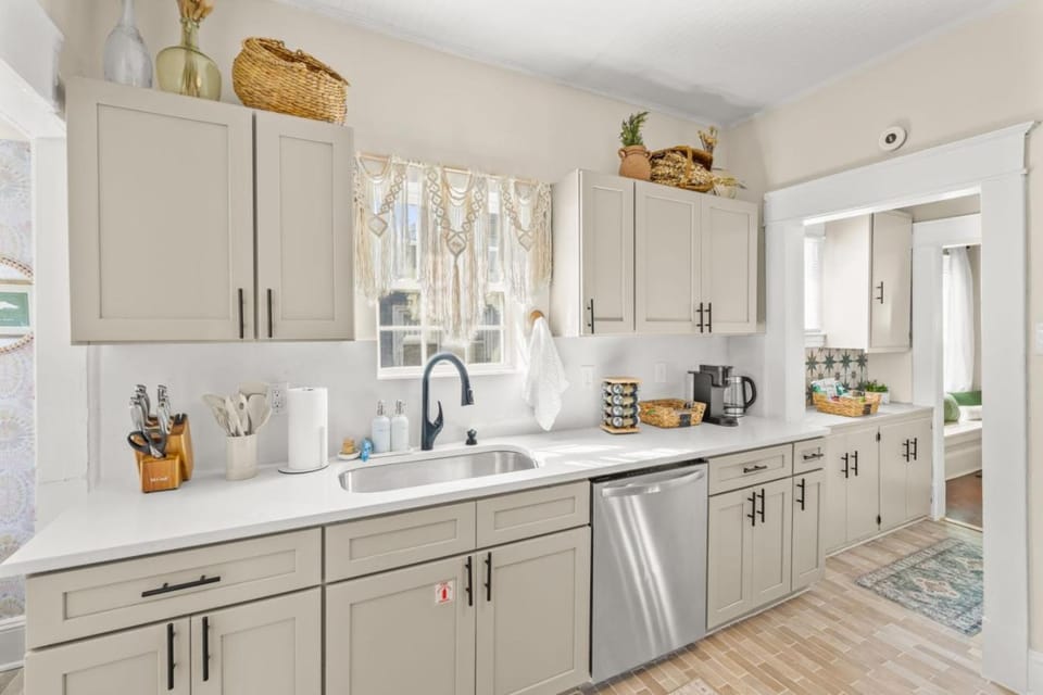 Coffee/tea facilities, Kitchen or kitchenette, oven