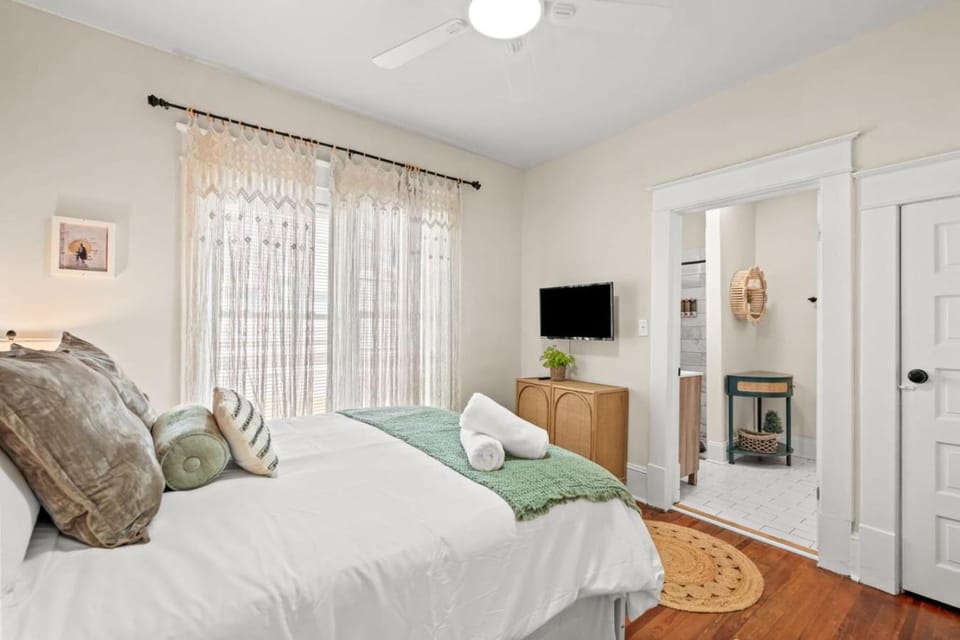 Bed, TV and multimedia, Bedroom