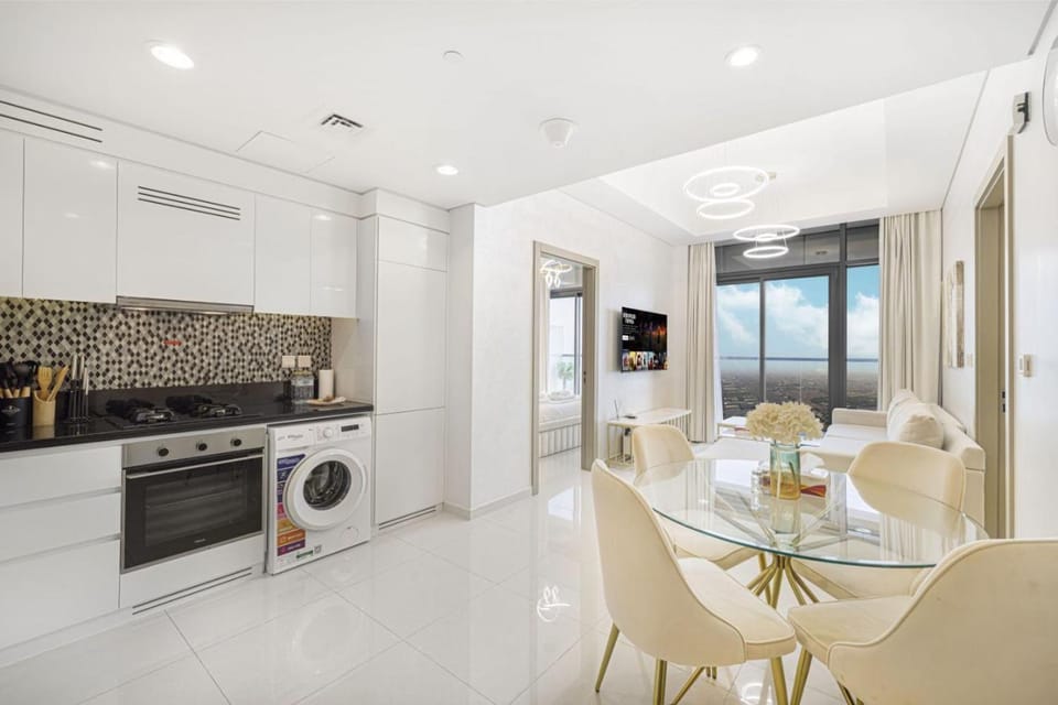 Skyline Retreat, 2BDR Ensuite Comfort, City View Apartment in Dubai