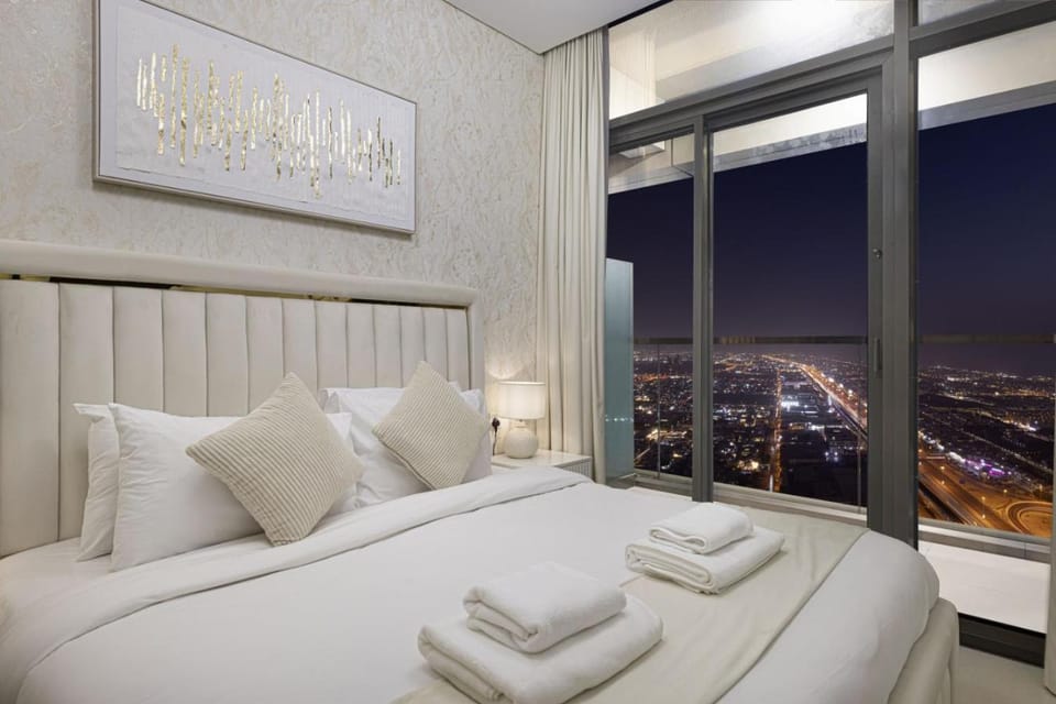 Skyline Retreat, 2BDR Ensuite Comfort, City View Apartment in Dubai