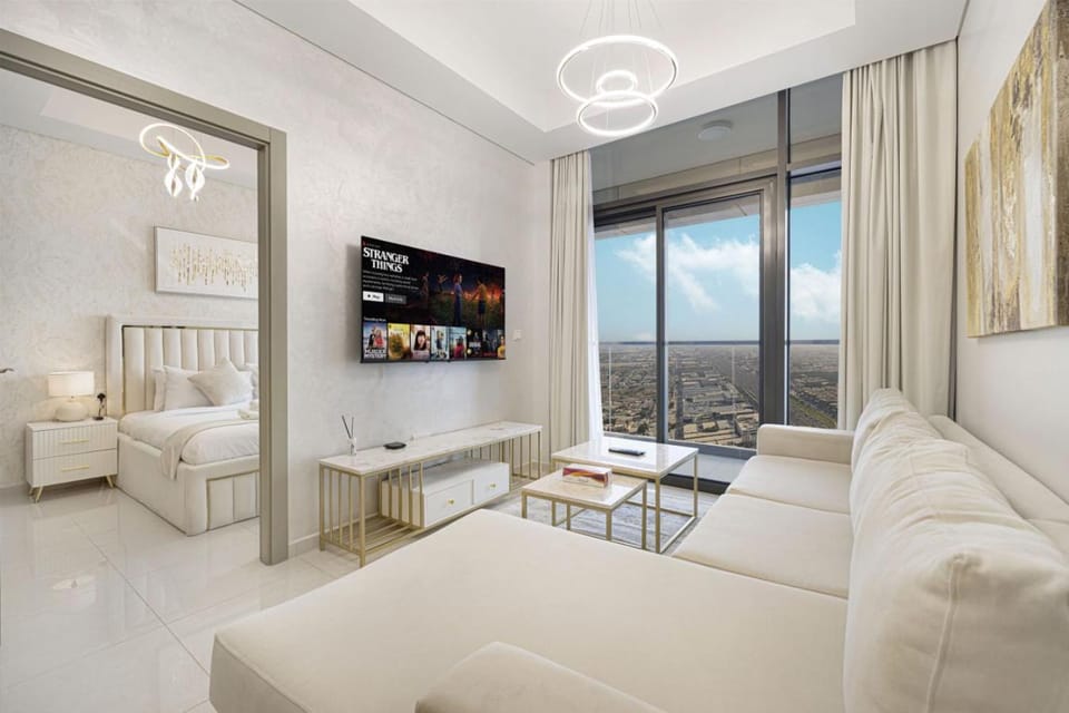 Skyline Retreat, 2BDR Ensuite Comfort, City View Apartment in Dubai