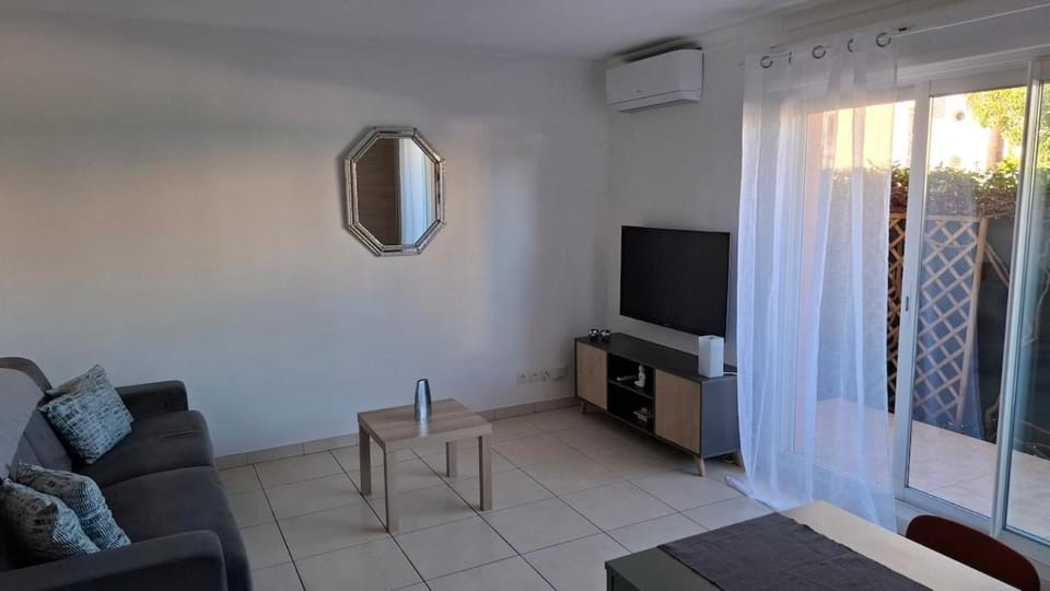 Grand studio front de mer climatisé-piscine-parking- Juan les pins Apartment in Antibes