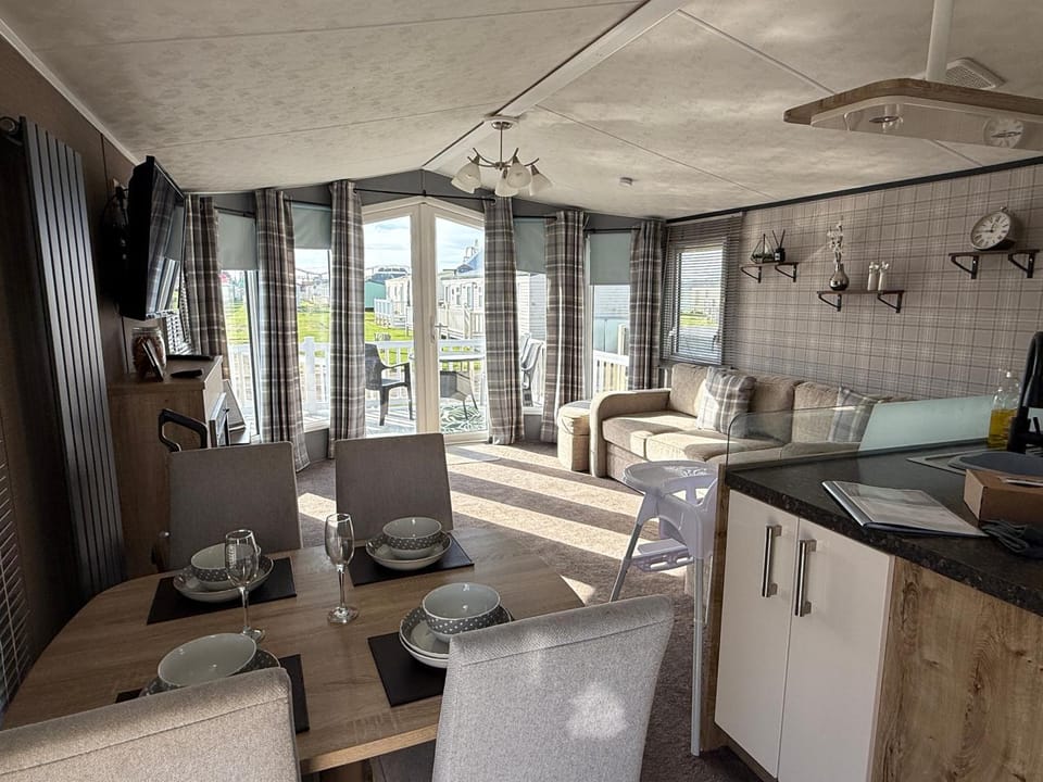 Sunnymede i2 - Hot tub caravan with ramped decking, pet friendly - Meadow Lakes Caravan & Lodge Hire Apartment in Ingoldmells