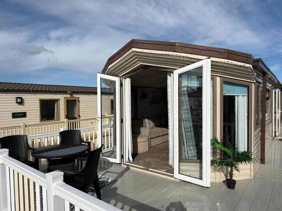 Sunnymede i2 - Hot tub caravan with ramped decking, pet friendly - Meadow Lakes Caravan & Lodge Hire Apartment in Ingoldmells