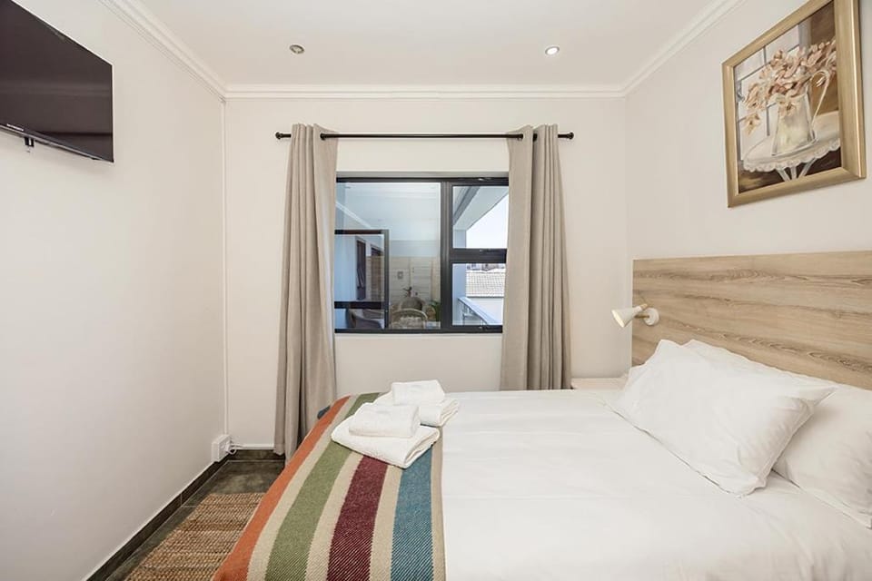 24 on Grove Bed and Breakfast in Cape Town