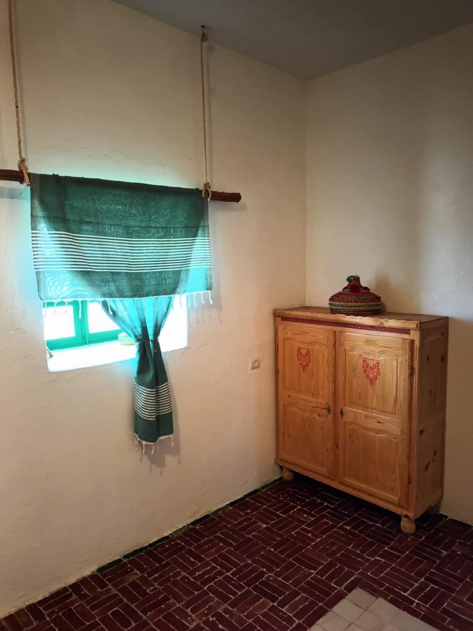 Photo of the whole room, Bedroom, wardrobe