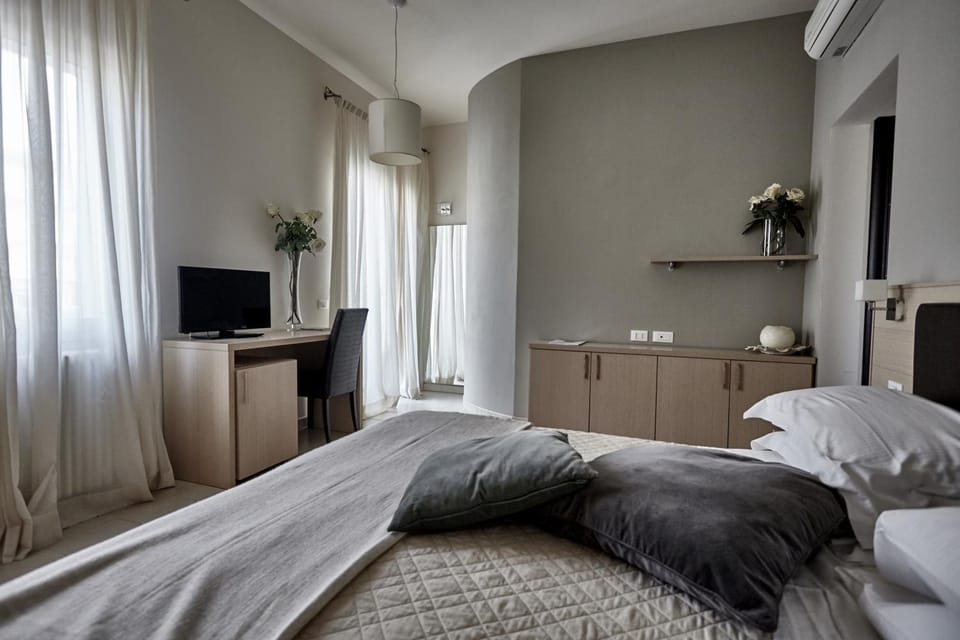 Bed, TV and multimedia, Photo of the whole room, Bedroom