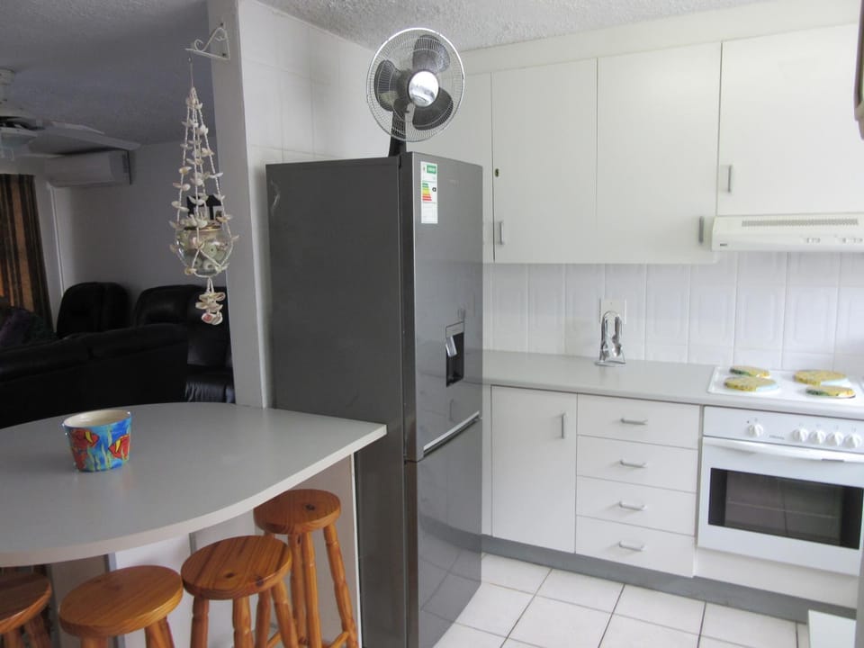 Kitchen or kitchenette, Dining area, oven, stove