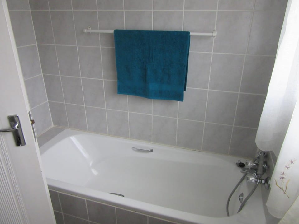 Bathroom, Bath, towels