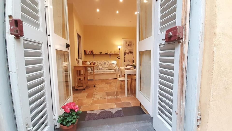 Experience Genoa-Traditional Home in Castelletto Apartment in Genoa