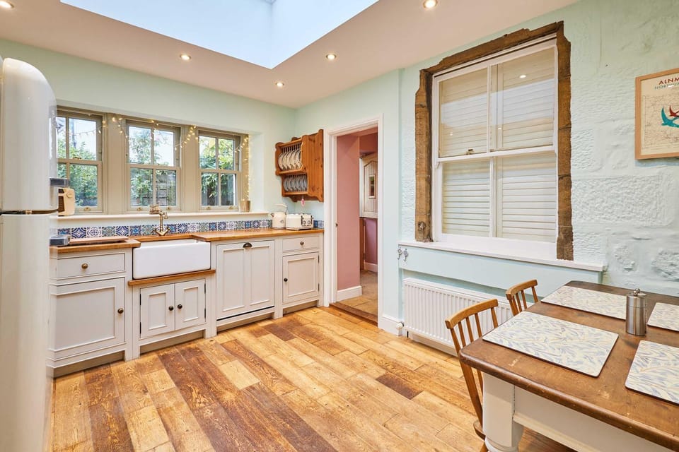 Kitchen or kitchenette, Dining area, stove