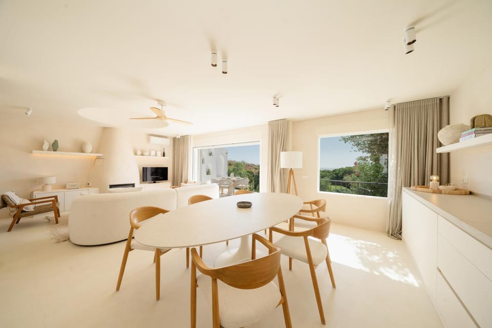 TV and multimedia, Kitchen or kitchenette, Living room, Seating area, Dining area