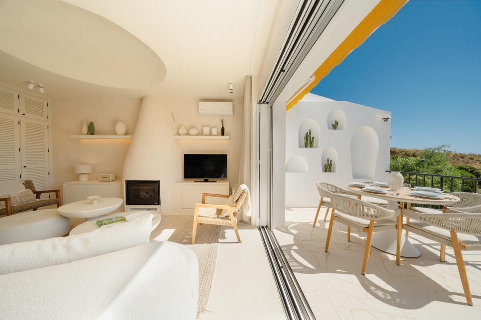 Day, TV and multimedia, Balcony/Terrace, Living room, Seating area, Dining area, Evening entertainment, fireplace